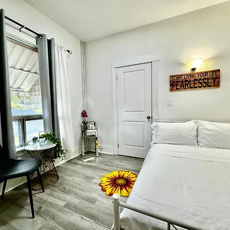 Seattle Home With 2 Bedrooms A King Bed Queen Bed And An Extra Sofa Bed Located 10 Minutes From Seatac Airport And 20 Minutes From Downtown
